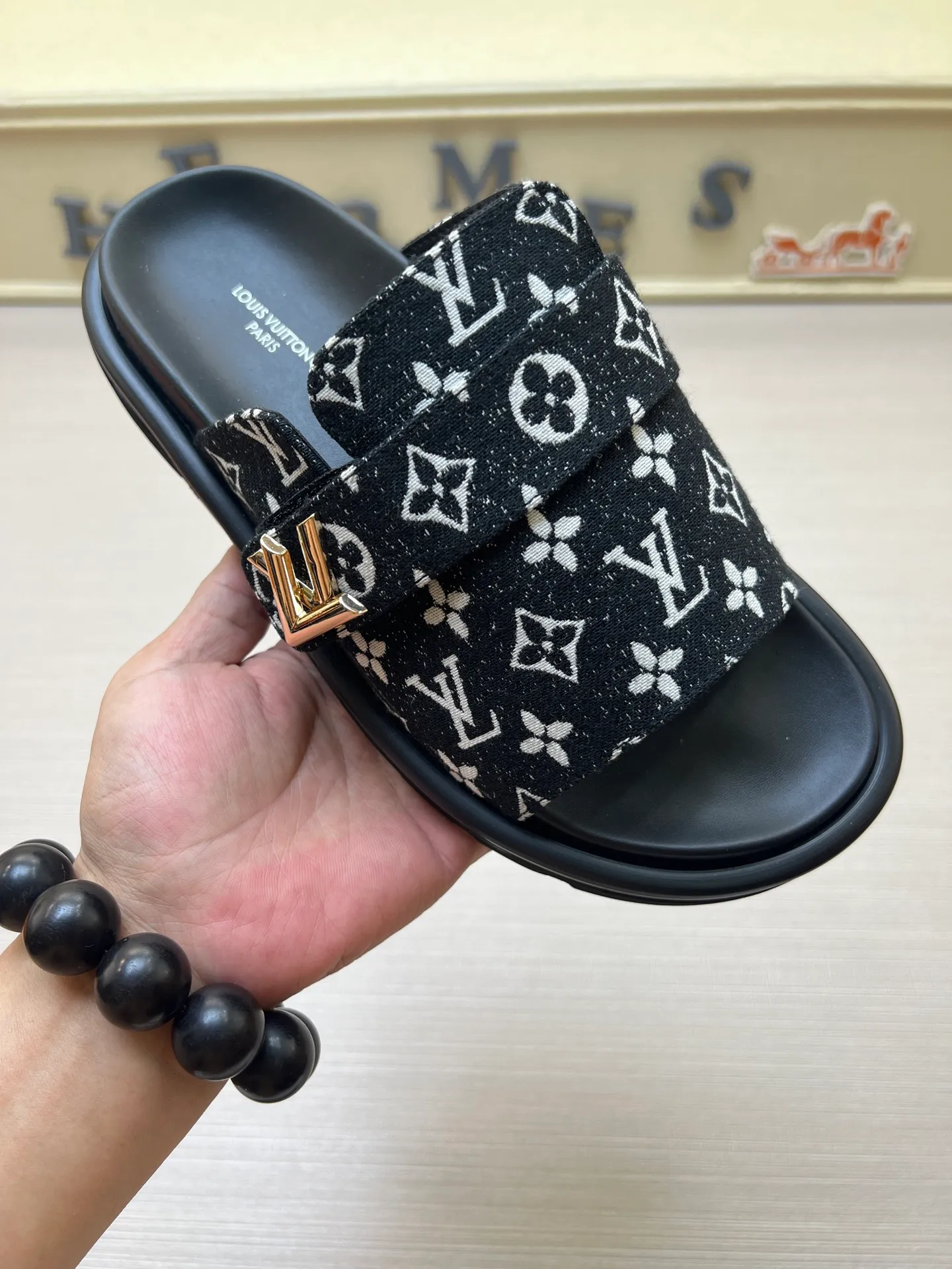 Factory price: 360💰【LOUIS VUITTON】Louis Vuitton, LV printing, men's and women's slippers are on the market, drawer box packaging with cloth bag, card, the upper pattern looks very soft and waxy, super versatile leg slimming artifact. Fabric: imported denim/canvas/old fabric, LV hardware LOGO, official website pattern printing, comfortable to wear, foot pads: high elastic men's shoes💰U water table. Sole: foam sole, heel height: about 5cm. Code number: 35-46, 35, 45, 46 are custom-made and non-returnable. Color: multiple colors and styles available.